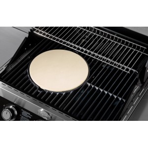 Rösle Pizzastein Vario Ø 30 cm aus Schamott auf einem Grillrost. Ideal für knusprige Pizza.