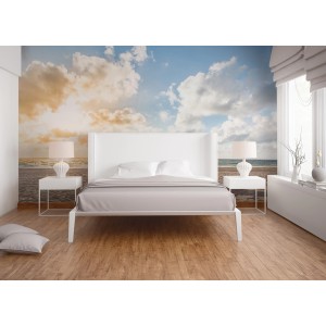 Fototapete Strandkorb Meer in Braun, Blau und Gelb hinter einem Bett in einem Schlafzimmer.