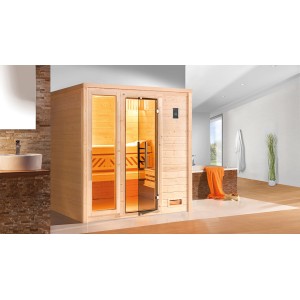 Weka Massivholzsauna Bergen 2 Sparset mit Glastür und Fenster in Badezimmer-Szene.