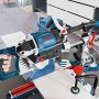 Bosch Professional GCM 8 SDE Paneelsäge in Aktion, Zuschnitt von Werkstück.