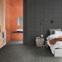 Bodenfliese Feinsteinzeug Materia Anthrazit, 59,7x59,7 cm, verlegt in modernem Bad und Schlafzimmer.