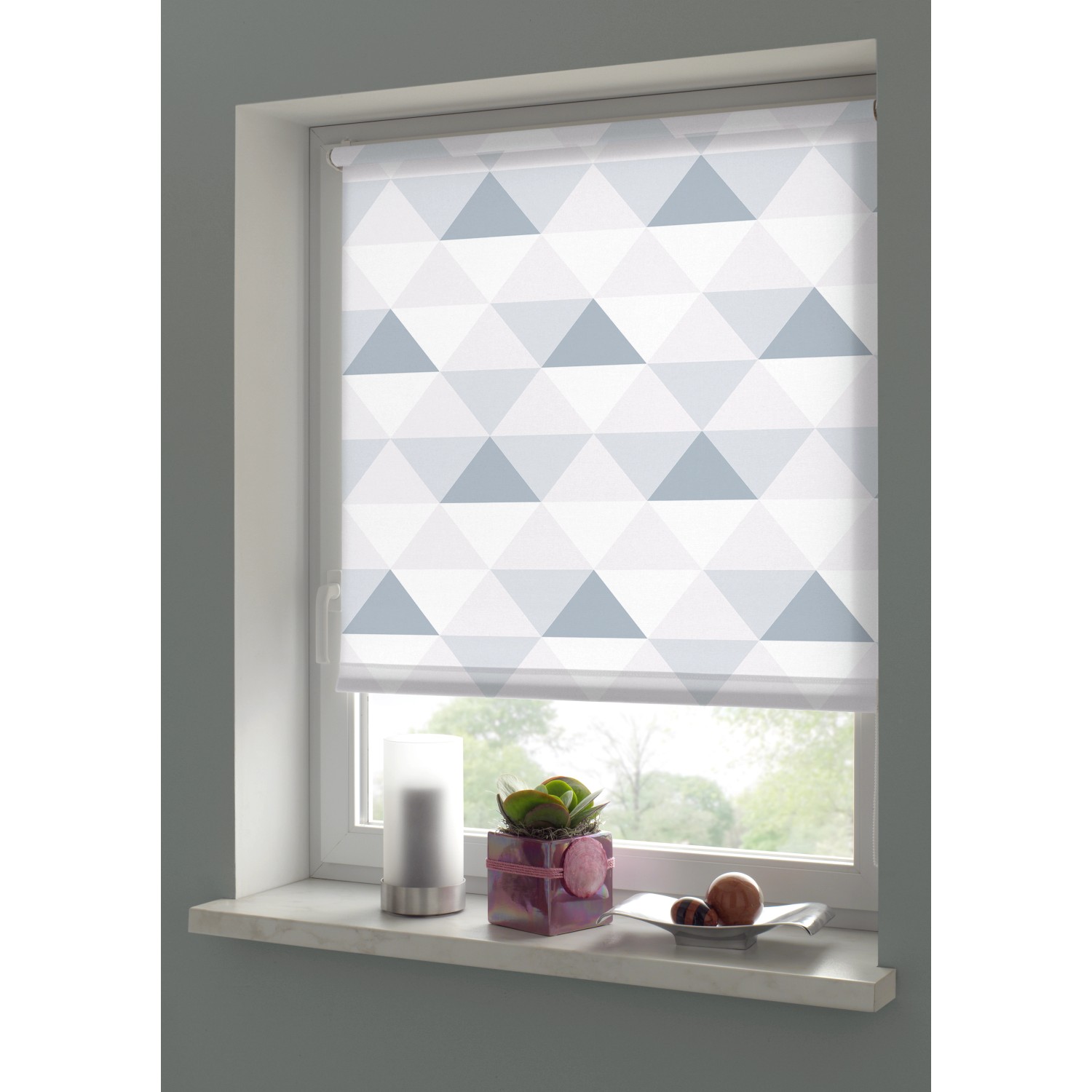 Gardinia EasyFix Rollo Triangle, 45x150 cm, mehrfarbig mit Dreiecksmuster am Fenster.