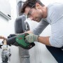 Mann sägt mit Bosch Akku-Säbelsäge AdvancedRecip 18 ein Rohr. Inkl. Akku und Ladegerät.