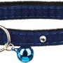 Blaues Trixie Katzenhalsband aus Samt mit Strass und Glöckchen.