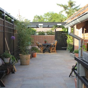 Schwarzes Nadelholz Gartentor Rustik (100x158cm) in Gartenambiente mit Zaun und Sitzgruppe.
