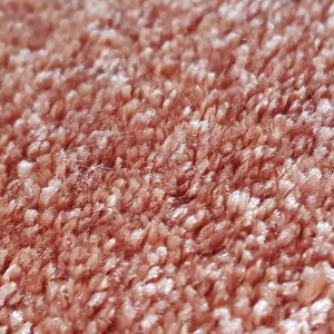 Nahaufnahme Teppichboden Turin Coral, Meterware. Strukturierter, korallenroter Teppich.