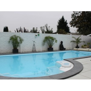 Weißer Betonzaun Romania (200x38,5x3 cm) als Sichtschutz am Pool im Garten.