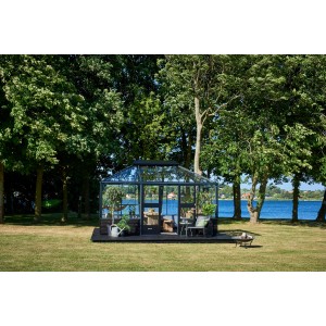Juliana Gewächshaus Grand Oase Mauer 13 Anthrazit, 13 m², mit Glas und Aluminiumrahmen im Garten.