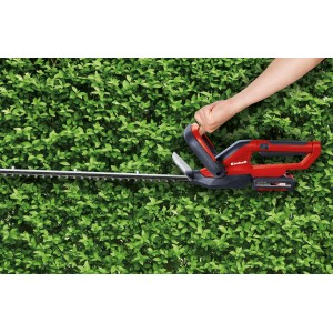 Einhell Akku-Heckenschere GC-CH 1855/1 Li Kit in Rot-Schwarz beim Heckenschnitt.