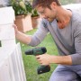 Mann schraubt mit dem Bosch 18V Akku-Bohrschrauber UniversalDrill 18V Solo ein weißes Holzteil zusammen.