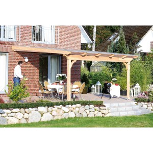 Skan Holz Terrassenüberdachung Ravenna aus Douglasie mit Polycarbonatplatten und Terrassenmöbeln.