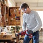 Einhell Akku-Universalsäge TE-AP 18 Li-Solo beim Sägen von Holz. Kompakte Säbelsäge für Werkstatt & Baustelle.
