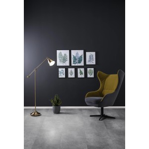 Check Klebe-Vinylboden Expert Mettingen Beton im Wohnraum mit Lampe und Sessel.