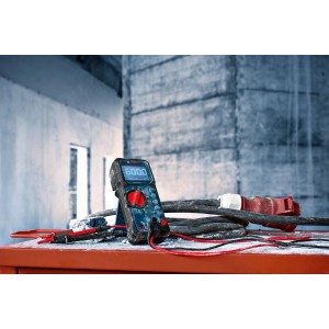 Bosch Professional Digital-Multimeter GDM 600-15 mit Messleitungen und Kabeln.