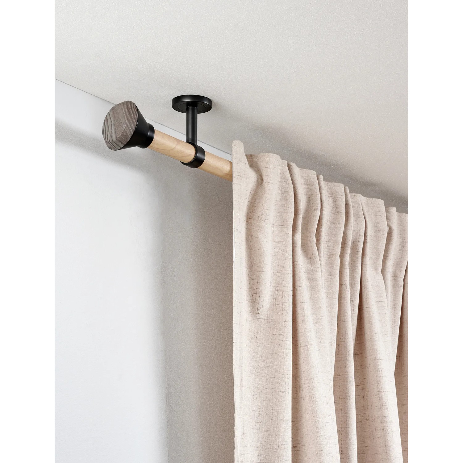 Gardinia Gardinenstange Denver, 240 cm, braun, mit Vorhang und Endstück in Holzoptik.