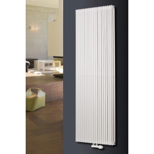 Weißer Ximax Raumheizkörper Triton Duplex (1800x600 mm) mit Mittenanschluss an grauer Wand.