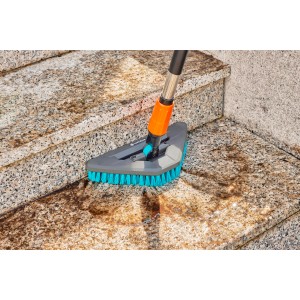 Gardena Cleansystem Stielbürste Hard Flex in Aktion auf Steintreppe. Reinigungsbürste mit harten Borsten.