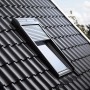 Velux Solar-Rollladen SSL 55x70 cm Alu am Dachfenster, teilweise geöffnet.
