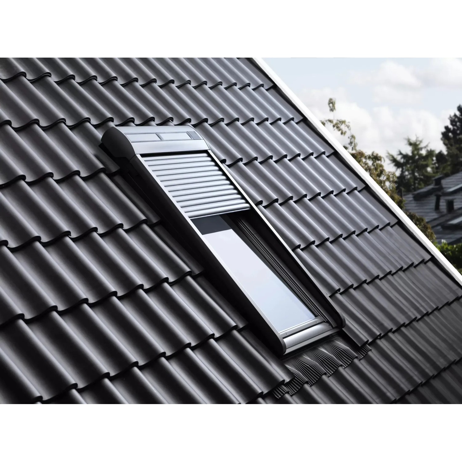 Velux Solar-Rollladen SSL 55x70 cm Alu am Dachfenster, teilweise geöffnet.