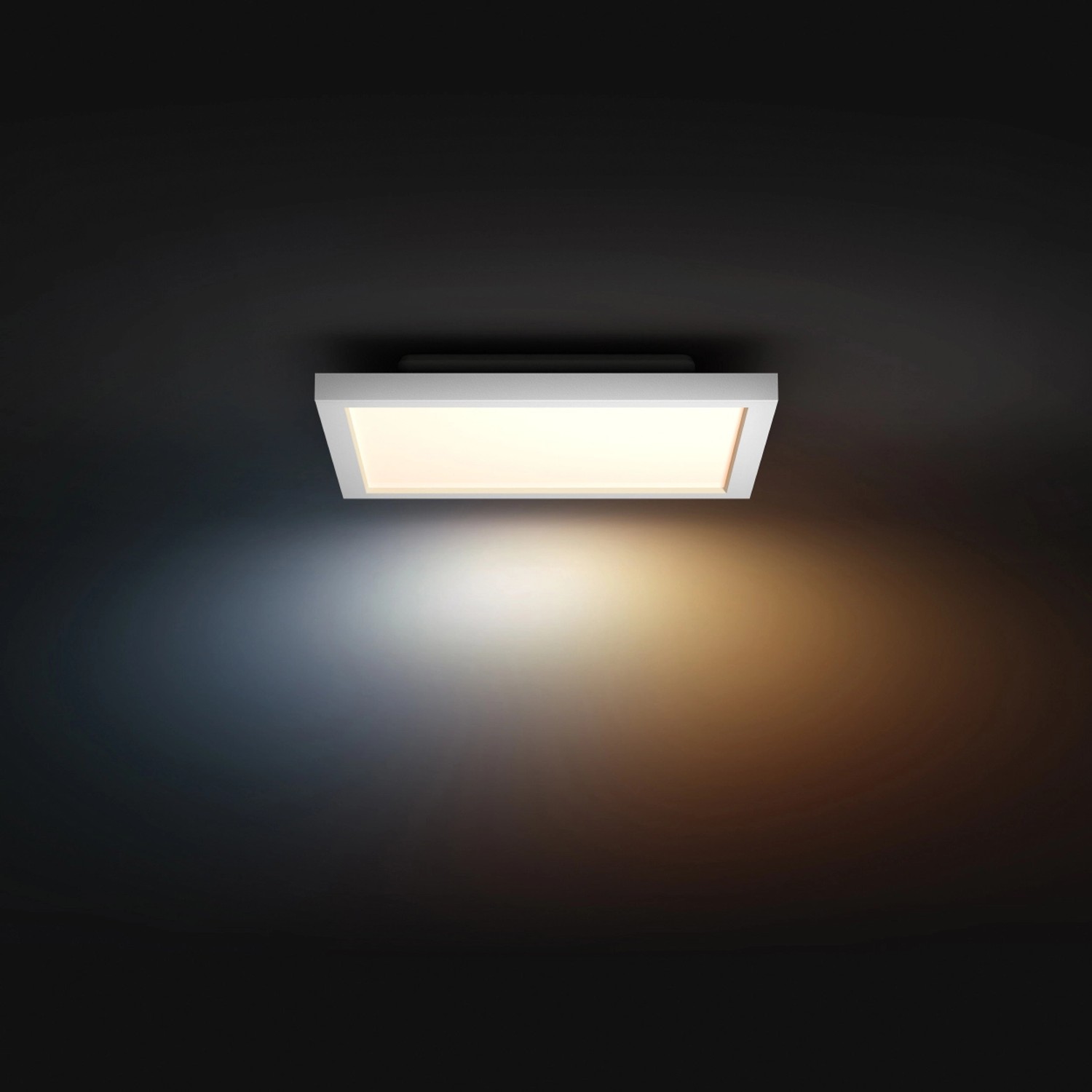 Eckige Philips Hue LED Deckenleuchte White Ambiance Aurelle, 60x60 cm, an dunkler Decke.