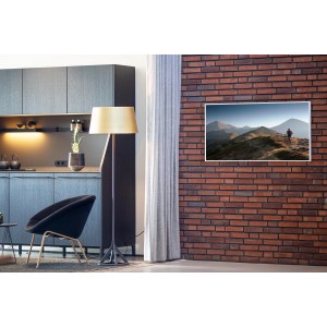 Könighaus Infrarotheizung Panorama-Serie „Wandern“ (50x60 cm) an Backsteinwand im Wohnraum.