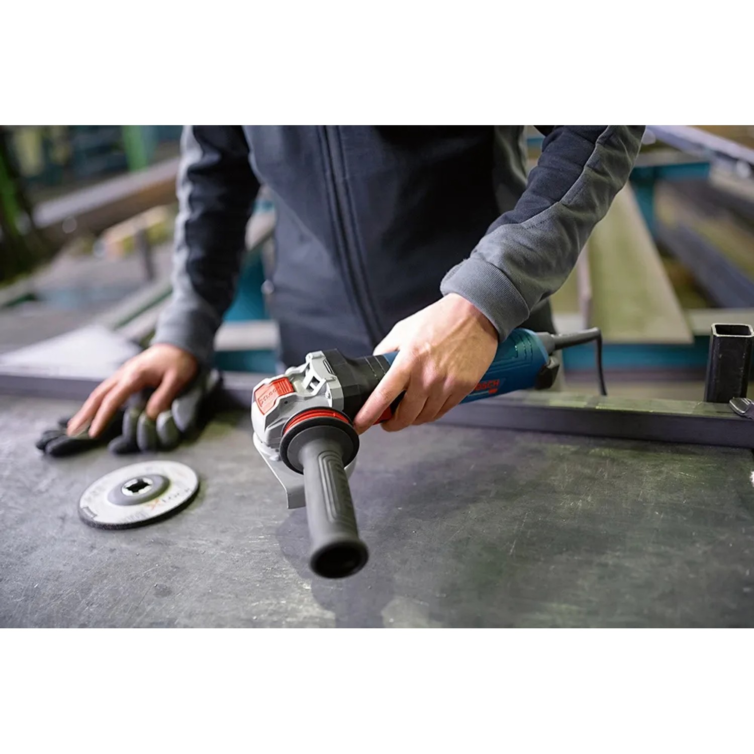 Bosch Professional GWX 14-125 S X-Lock Winkelschleifer in Aktion, mit Zubehör.