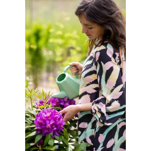 Frau gießt lila Rhododendron mit altgrüner Capi Gießkanne Doppio Xala Smooth 2 l.
