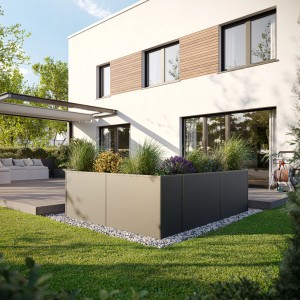 Anthrazit-graues KGT Aluminium-Hochbeet (210x45cm) mit Bepflanzung im Garten.