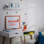 Brilo Akku Tischleuchte Piha mit Graffiti-Motiv auf Schreibtisch im Kinderzimmer.