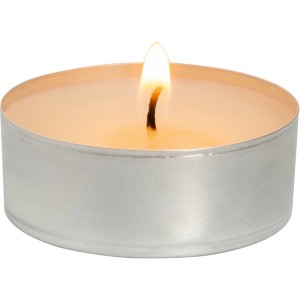 Brennendes, weißes Teelicht mit silberner Hülle. Stimmungsvolle Kerze für den Innenbereich.
