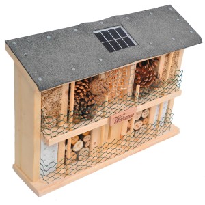 Dobar Solar-Insektenhotel Landsonne mit Solarpanel und verschiedenen Füllmaterialien.