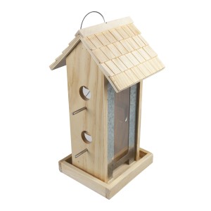 Vogelfuttersilo Country aus Holz mit Dach und Futteröffnungen.