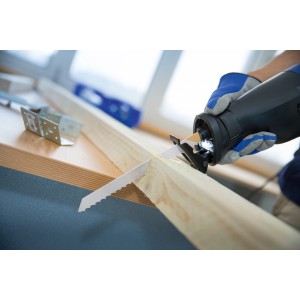 LUX Säbelsägeblatt im Einsatz: Grober Holzschnitt mit der Säge. 2er-Pack, 228 mm.