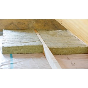 Rockwool Varirock Dachbodendämmung (60mm) zwischen Holzbalken auf Folie.