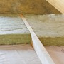 Rockwool Varirock Dachbodendämmung (60mm) zwischen Holzbalken auf Folie.