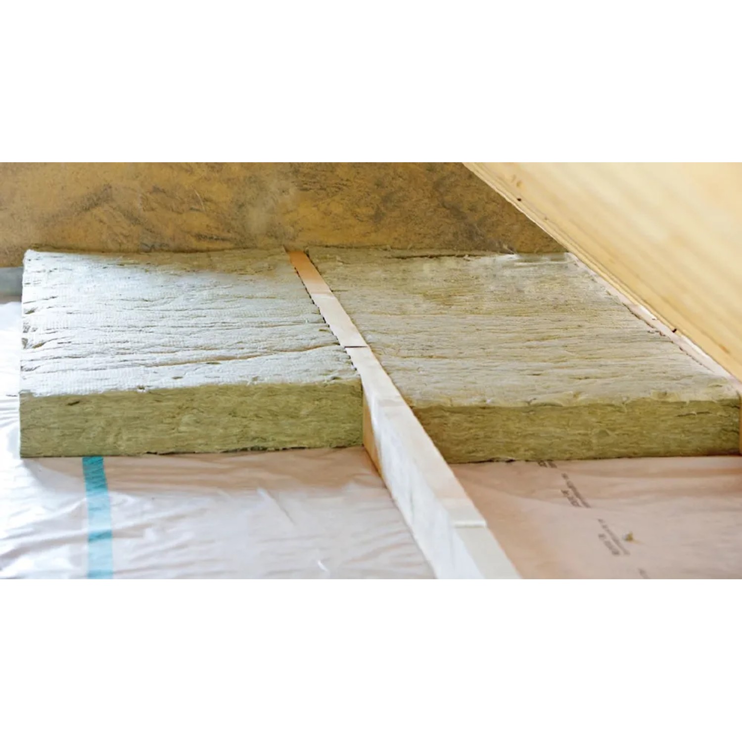 Rockwool Varirock Dachbodendämmung (60mm) zwischen Holzbalken auf Folie.