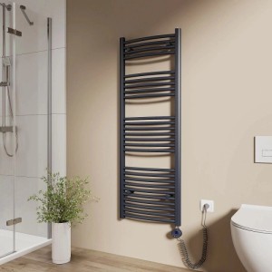 Anthrazitfarbener, gebogener Emke Elektro-Badheizkörper mit Thermostat als Handtuchtrockner, 140x50cm, im Badezimmer.