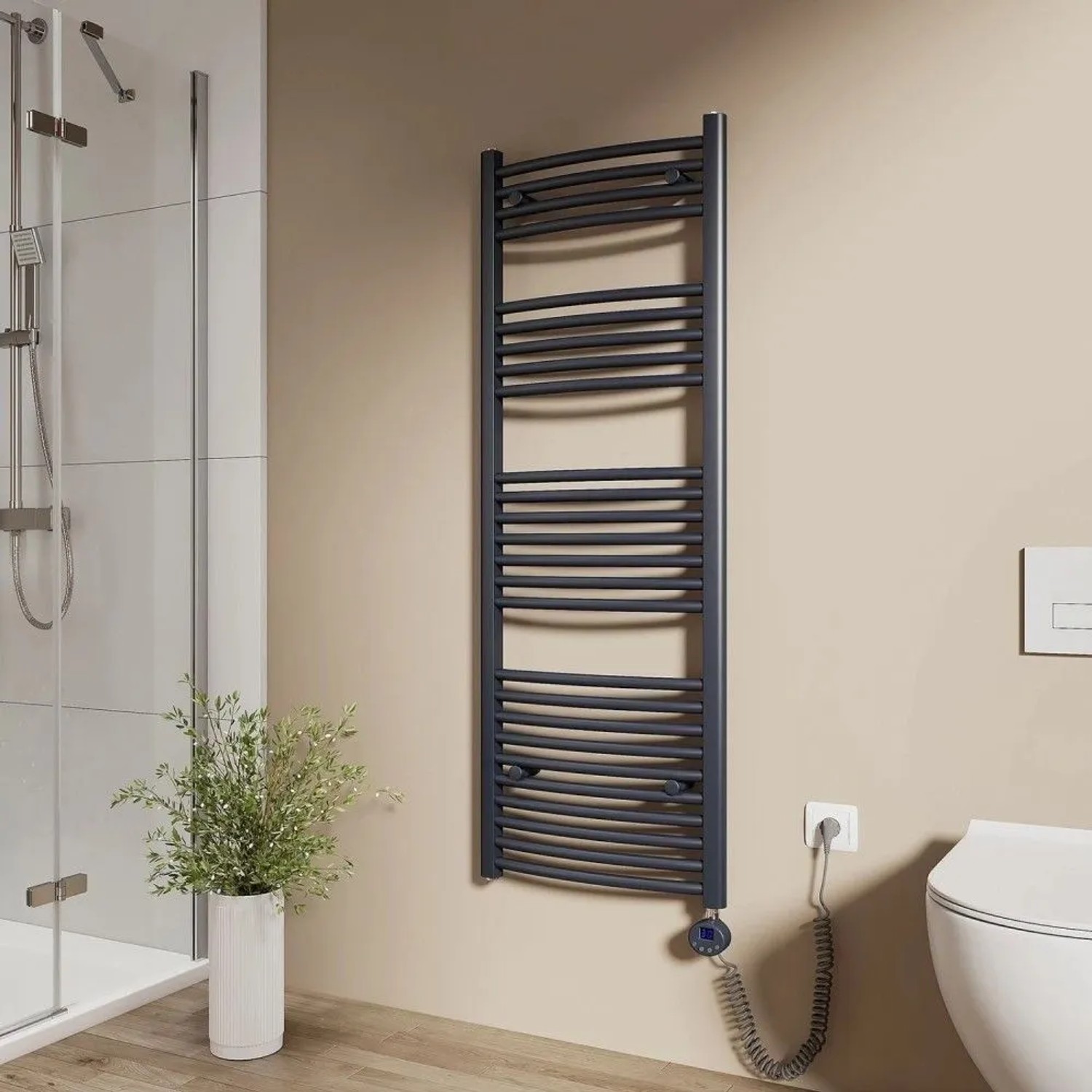 Anthrazitfarbener, gebogener Emke Elektro-Badheizkörper mit Thermostat als Handtuchtrockner, 140x50cm, im Badezimmer.