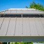 Detailaufnahme des champagnerfarbenen Stahldachs vom Sojag Pavillon Messina 12x16.
