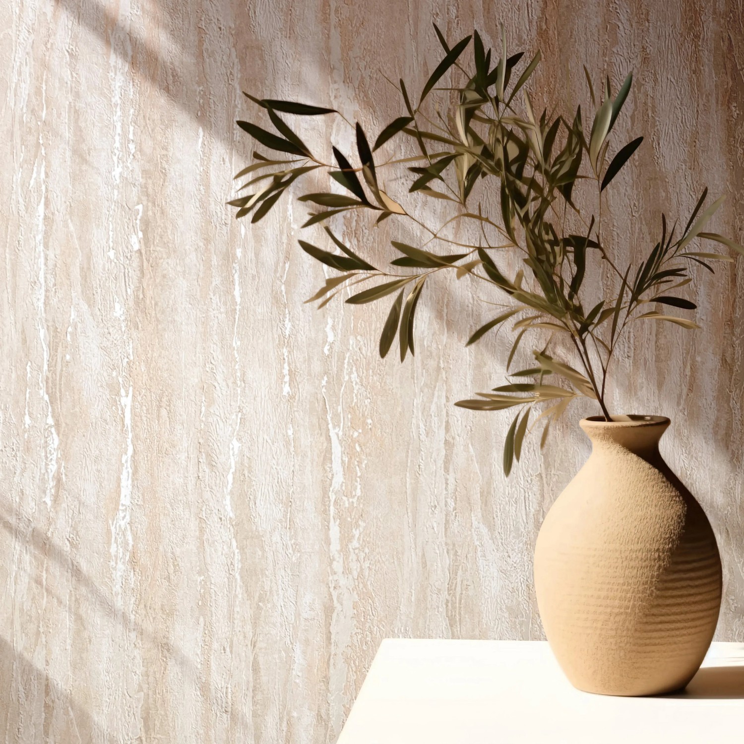 Beige-weiße Marburg Vliestapete mit Marmor- und Putzoptik im modernen Design.