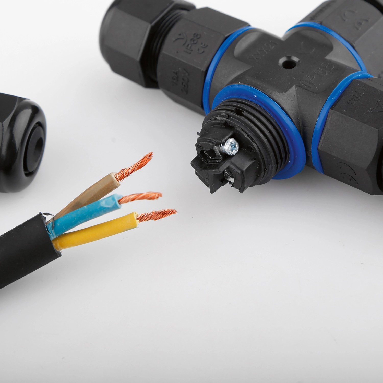 Wasserdichter Stecker IP68 für Kabel 4 x 0,75-1,5 mm², ideal für Außeninstallationen.