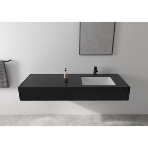 Hansgrohe Waschtischmischer Vernis Shape 100, matt schwarz, auf schwarzem Waschtisch mit weißem Becken.