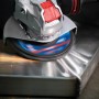Bosch Expert Fächerschleifscheibe N475 im Einsatz auf Metall, Zubehör für Winkelschleifer.