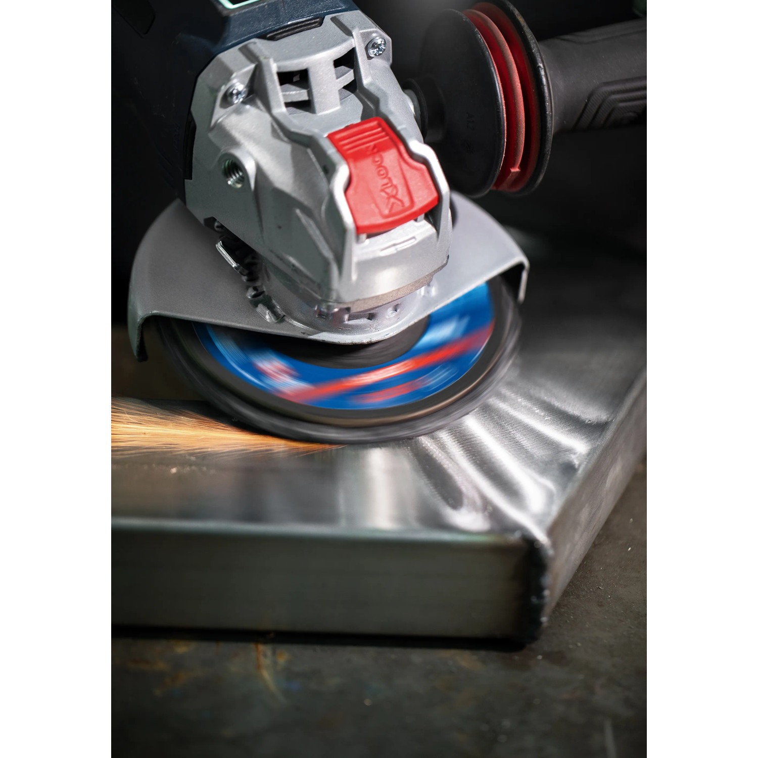 Bosch Expert Fächerschleifscheibe N475 im Einsatz auf Metall, Zubehör für Winkelschleifer.
