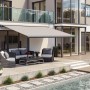 Anthrazitfarbene Wismar Kassettenmarkise mit grau-schwarzem Stoff, ausgefahren über einer Terrasse.