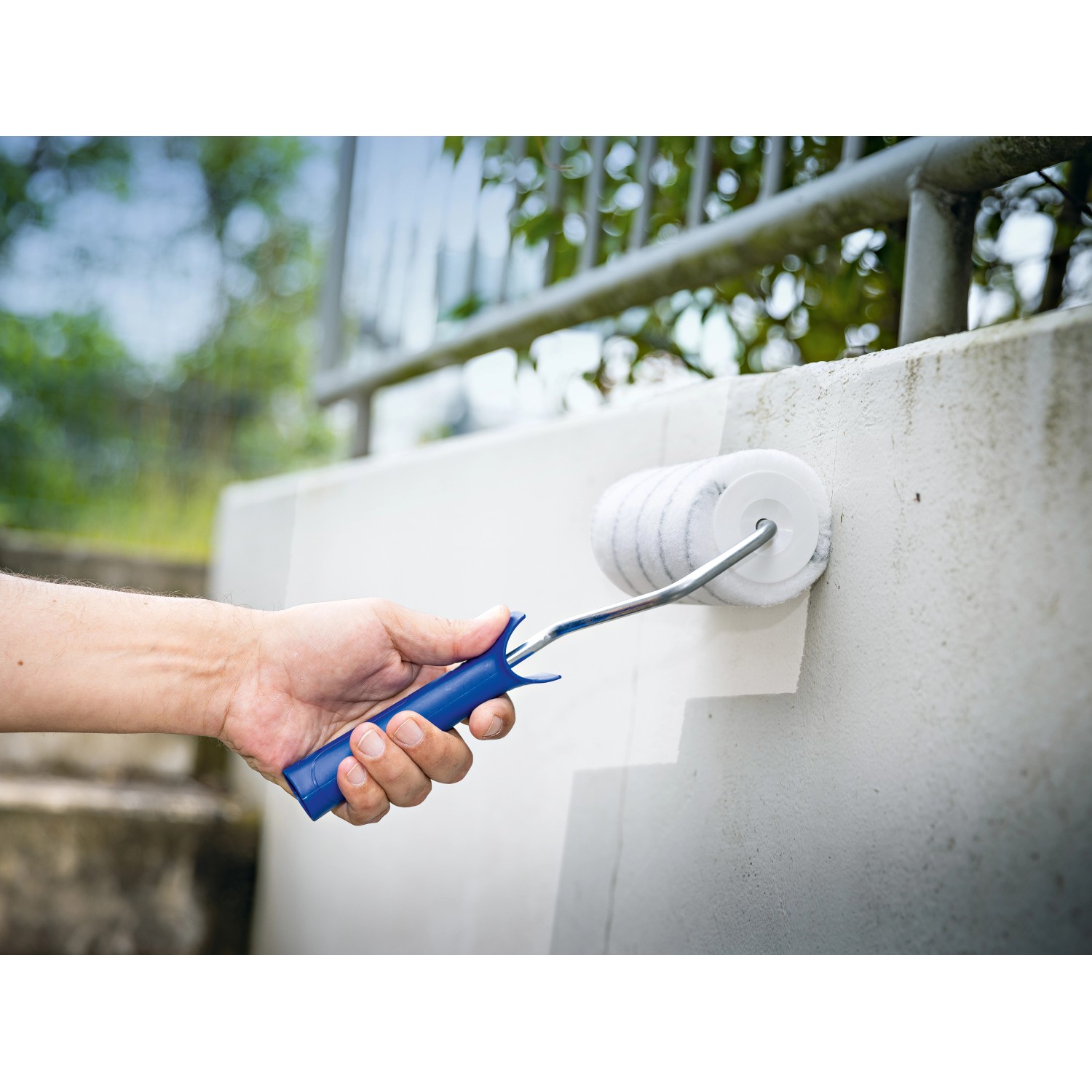 Graue Lackwalze von LUX PRO (Ø 8 cm x 18 cm) im Einsatz beim Streichen einer Wand.