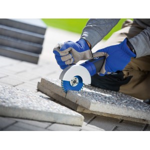 LUX Diamant-Trennscheibe im Einsatz: Winkelschleifer schneidet Stein. Zubehör für präzise Schnitte.