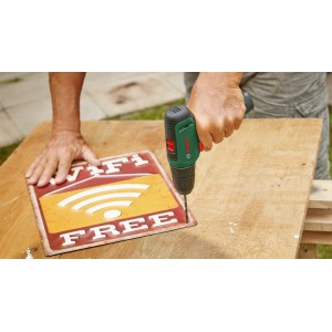 Bosch EasyDrill 1200 Akkuschrauber beim Schrauben in ein Schild.