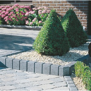 Rechteckige, anthrazitfarbene Palisaden-Rasenkante aus Beton (25x55x8 cm) zur Gartengestaltung.