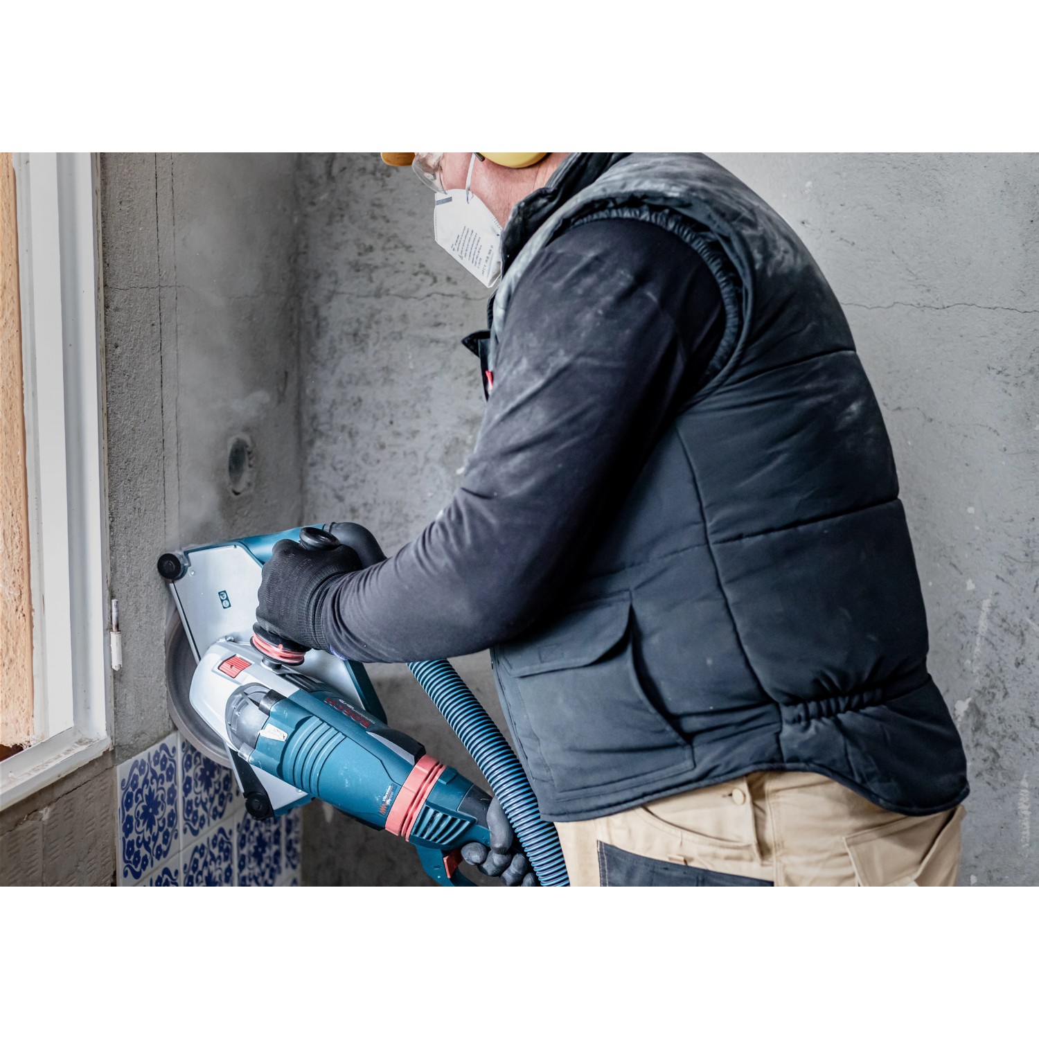 Anwender mit Bosch Expert Diamanttrennscheibe Multi Material Ø 115 mm beim Schneiden von Beton.